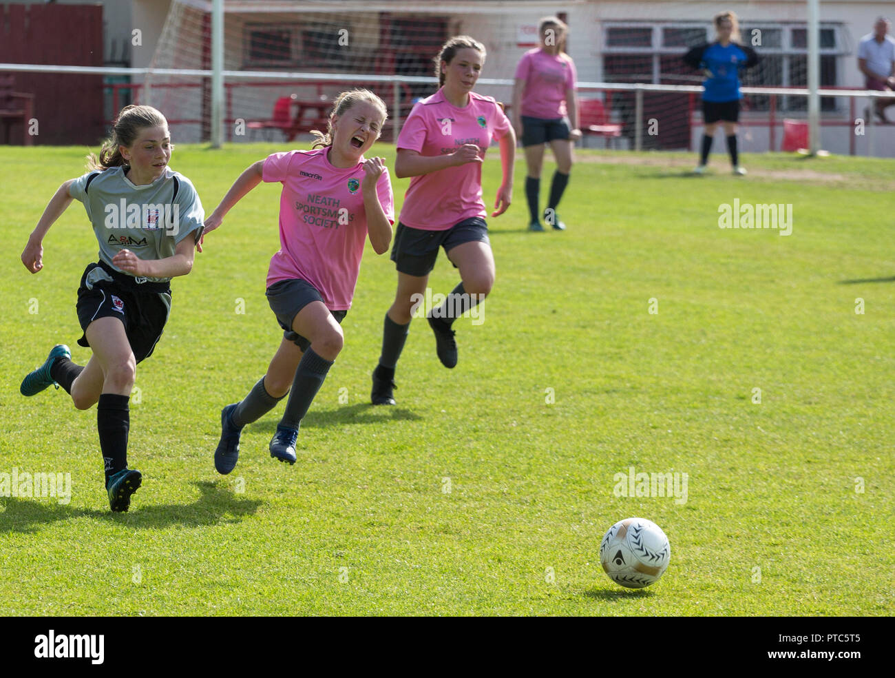 Deux filles chase la balle dans un match de football Banque D'Images