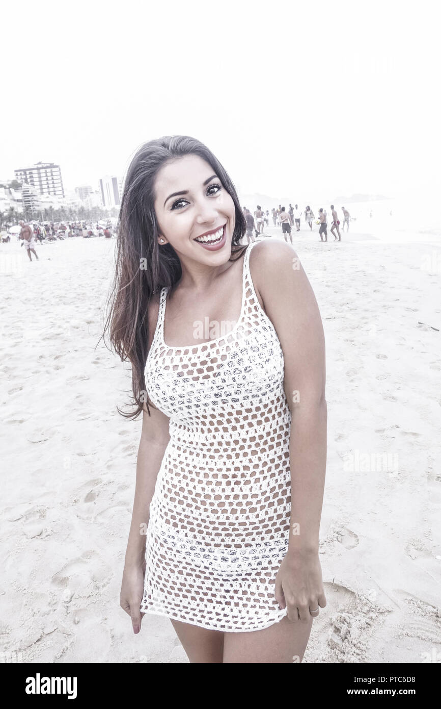 Belle Fille Mexicaine à La Plage Dipanema Rio De Janeiro