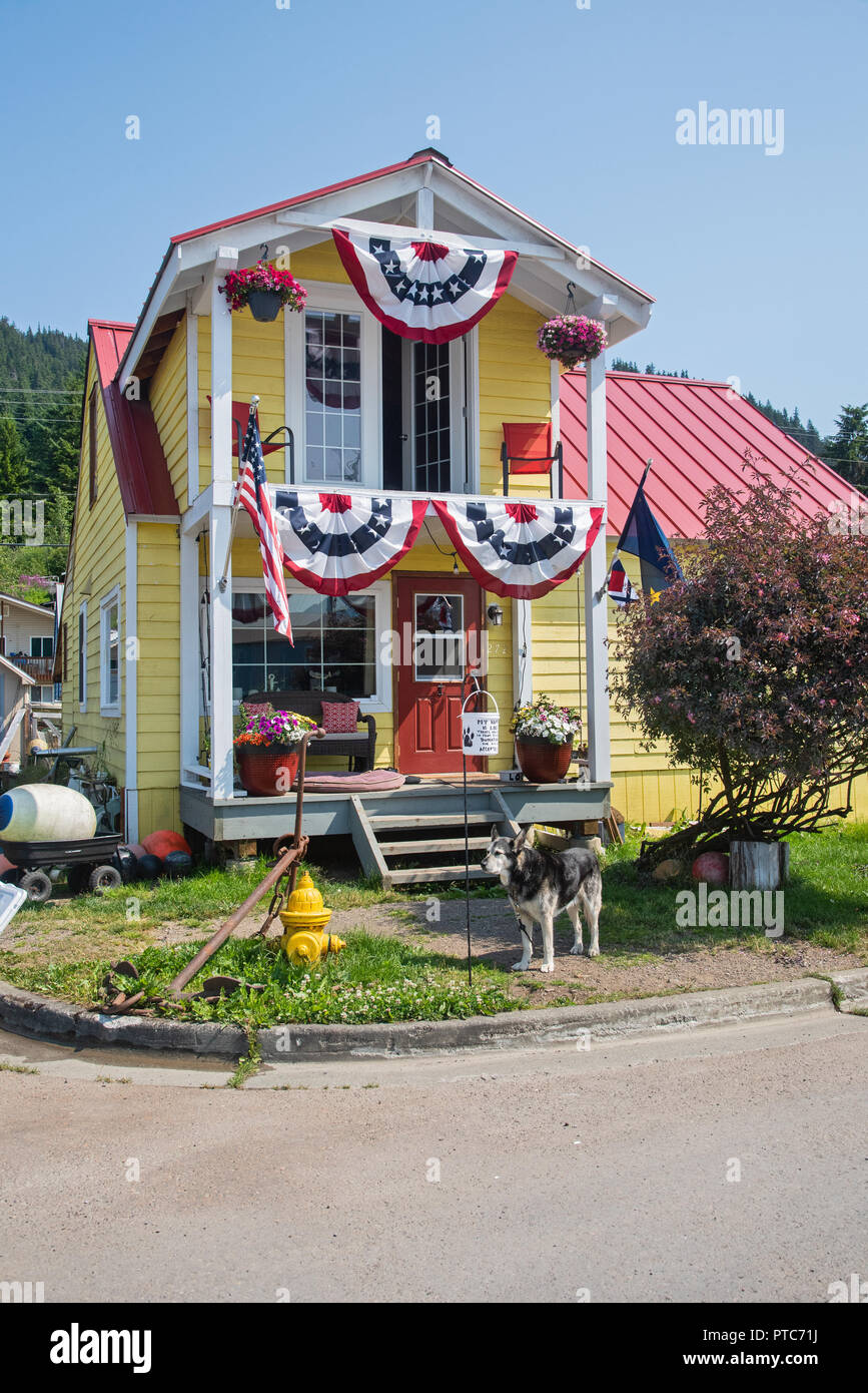 Maison en bois coloré avec drapeaux, Amecan Hoonah, Alaska, USA Banque D'Images