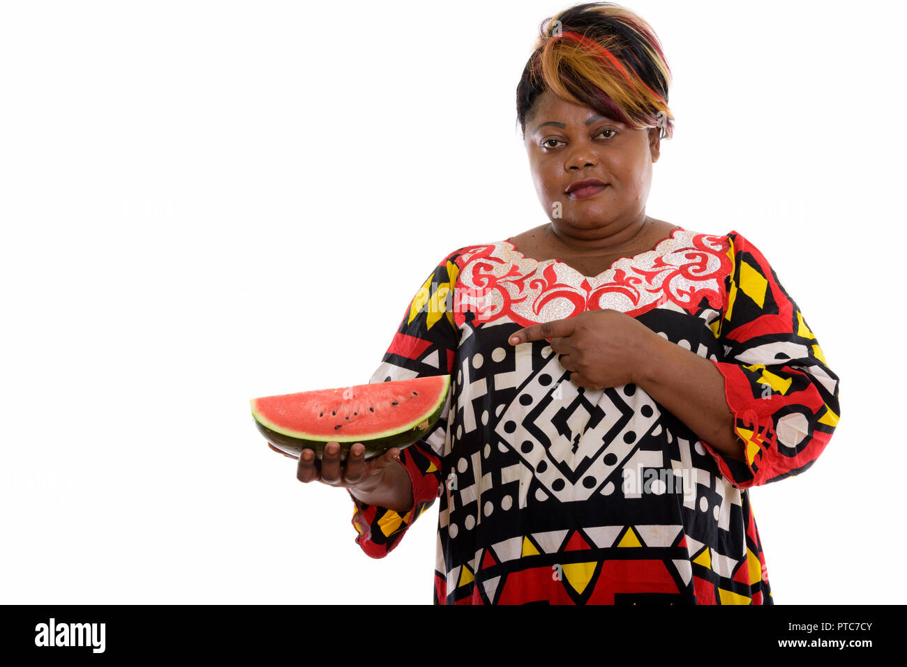 Studio shot of fat black African woman holding et pointant sur s Banque D'Images