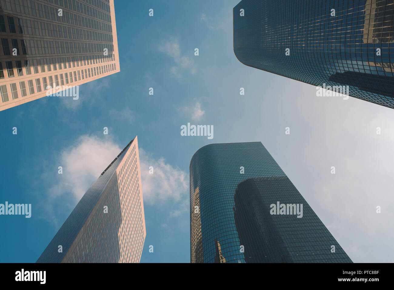 Ville Haute à atteindre sky scrapers le ciel sur une journée ensoleillée Banque D'Images