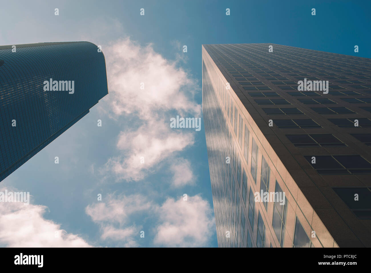 Gratte-ciel à atteindre le ciel bleu et nuages Banque D'Images