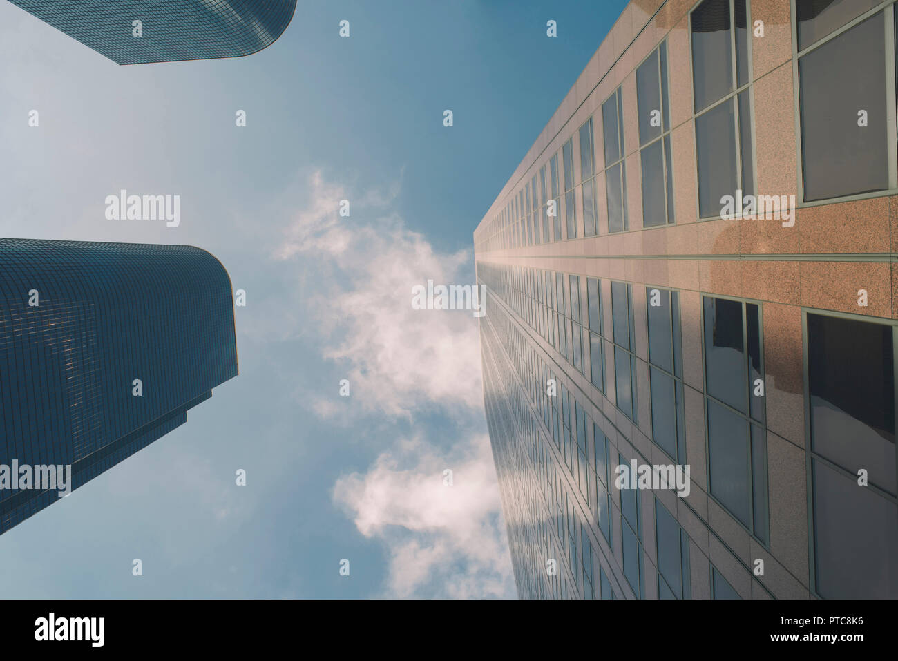 Sky scrapers ville avec ciel bleu et nuages Banque D'Images