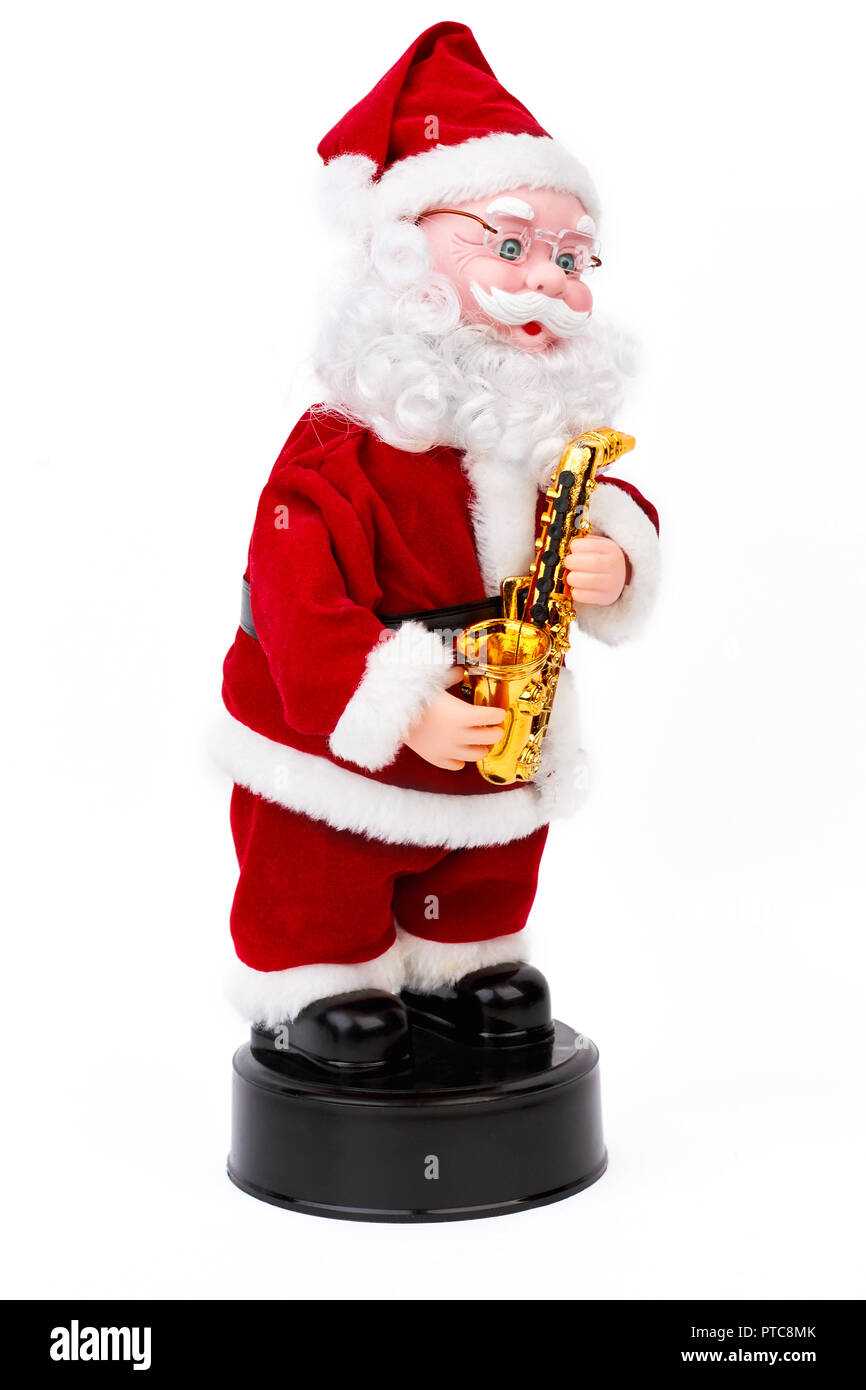 Santa Claus poupée avec instrument de musique. Grand-père mignon frost avec saxophone isolé sur fond blanc. Cadeau de nouvel an et à la fête. Banque D'Images