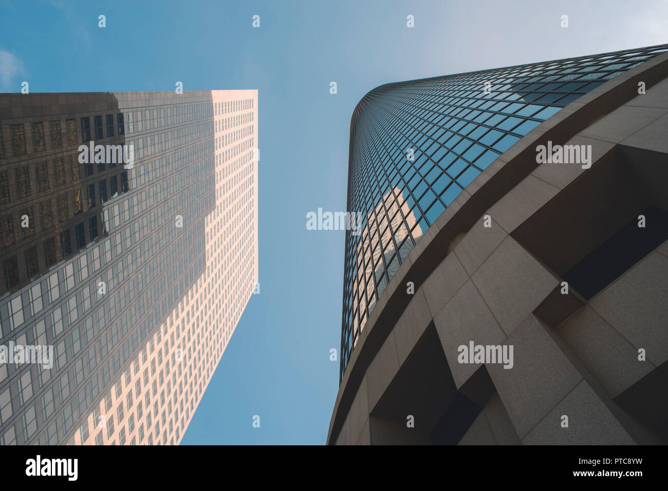 Deux grands immeubles de bureaux de la ville jusqu'à atteindre le ciel bleu Banque D'Images