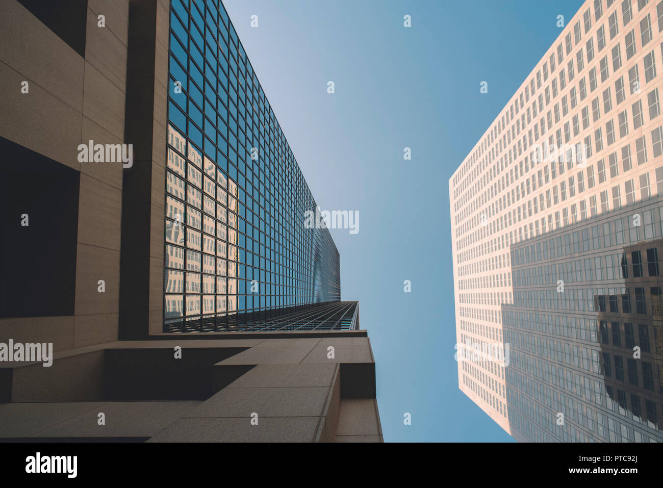 Journée ensoleillée avec deux grands bâtiments d'une grande ville Banque D'Images