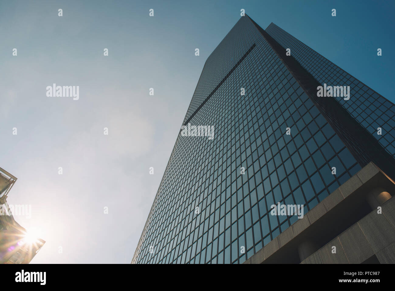 Grand verre sky racleur avec le soleil qui brille Banque D'Images