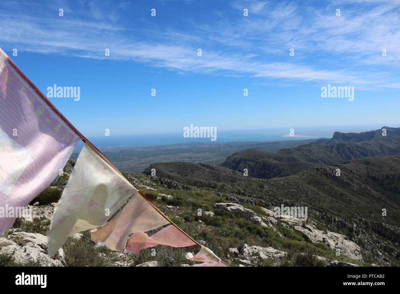 Drapeaux de prière tibetains avec vue sur le Rio Ebro Delta et le littoral Banque D'Images