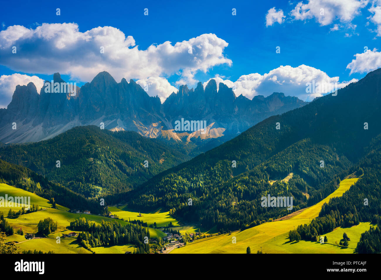 Vue aérienne de la vallée de Funes et Odle montagnes, Dolomites Alpes. Trentin-haut-Adige Sud Tyrol, Italie, Europe Banque D'Images