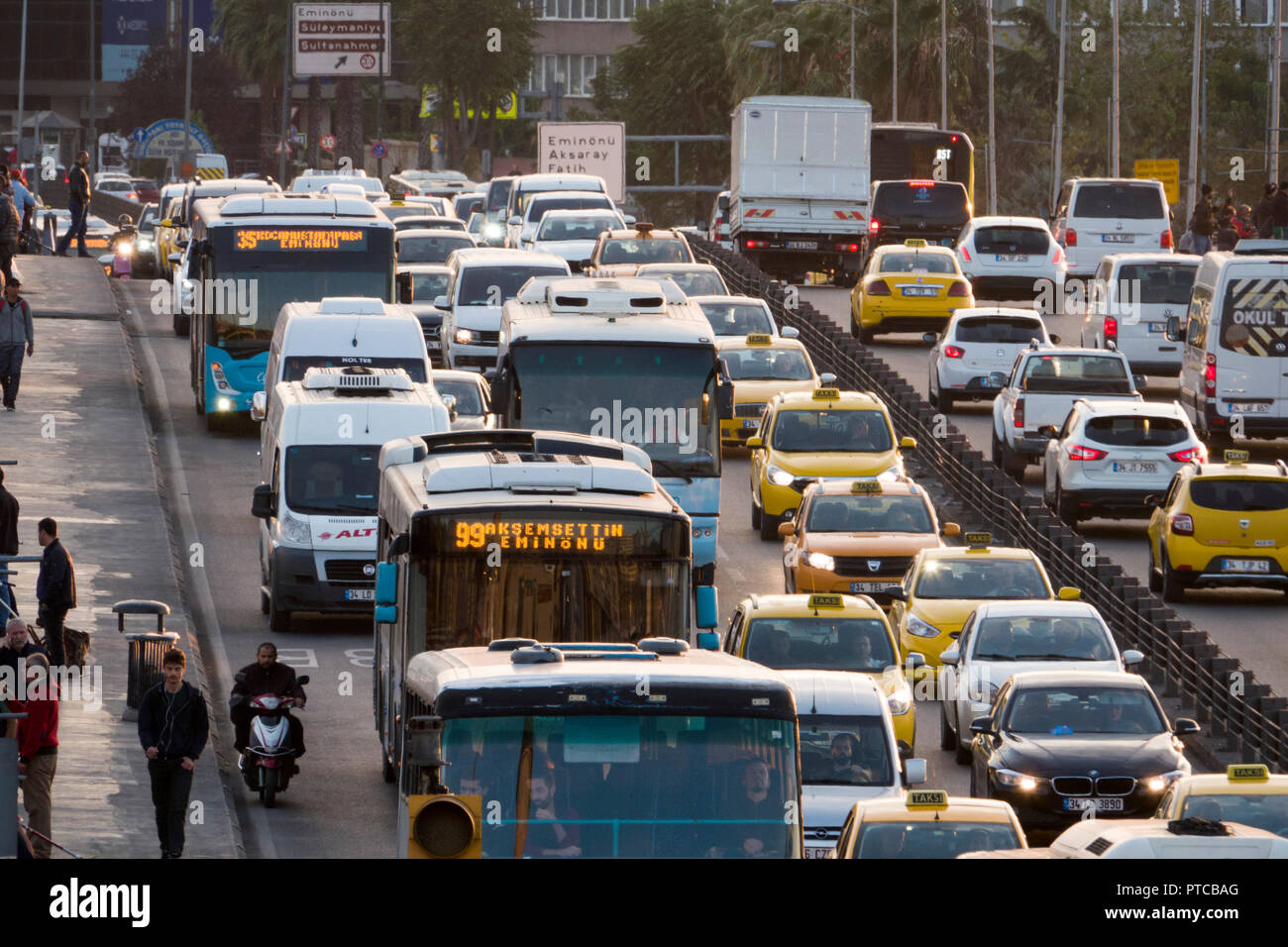 Le trafic et les piétons sur le pont Atatürk à Istanbul, Turquie Banque D'Images
