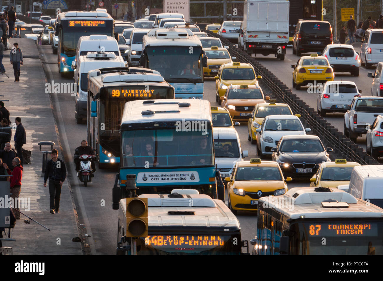 Le trafic et les piétons sur le pont Atatürk à Istanbul, Turquie Banque D'Images
