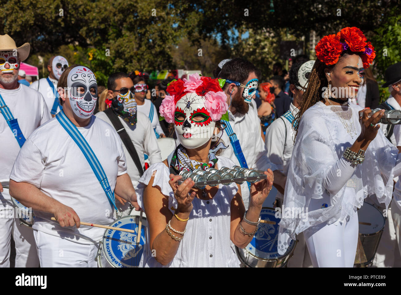 SAN ANTONIO, Texas, USA - 29 octobre 2017 - Les gens dansent dans la traditionnelle procession de la Fête des Morts/Dia de los Muertos célébrations Banque D'Images