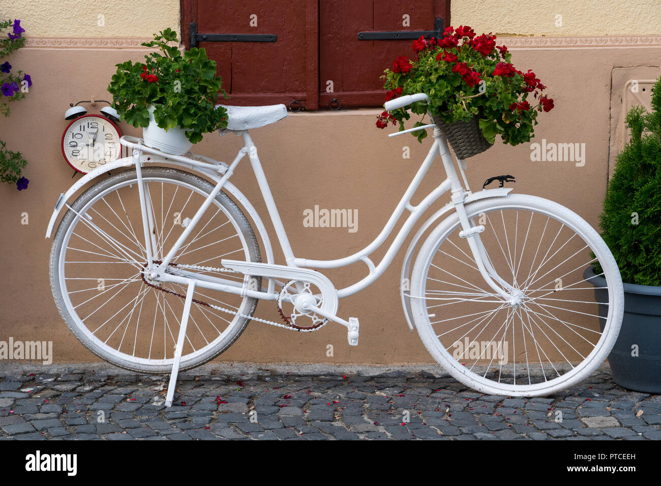 SIBIU, Transylvanie/Roumanie - Septembre 16 : vue sur un vélo blanc à Sibiu en Transylvanie Roumanie le 16 septembre 2018 Banque D'Images