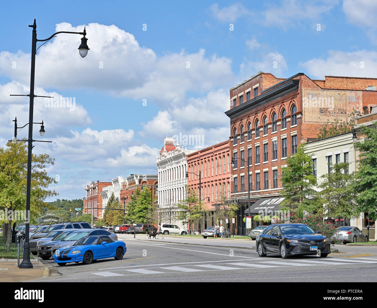 Commerce St au centre-ville de Montgomery en Alabama, USA, avec les entreprises de la rue. Banque D'Images