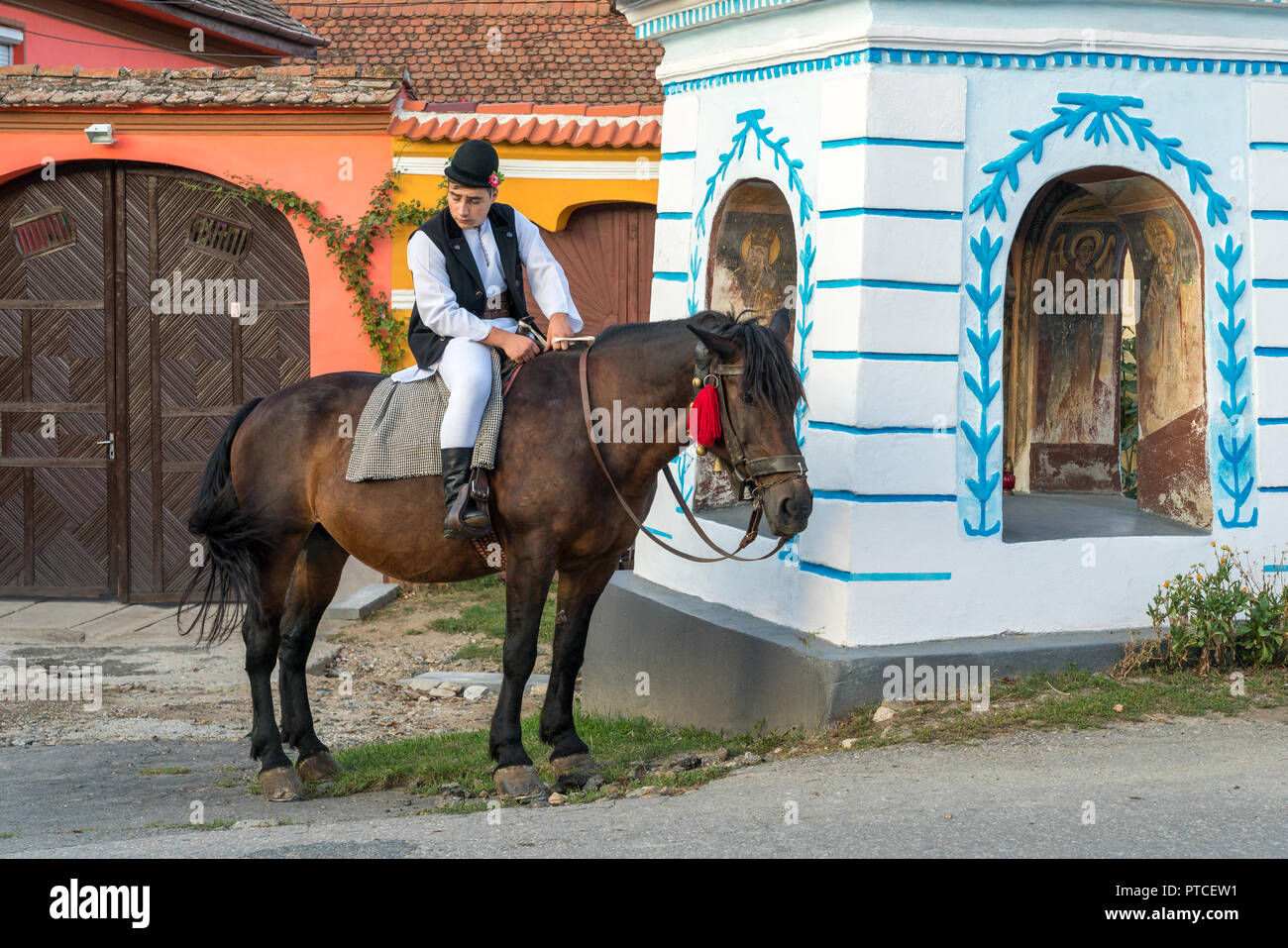 SIBIEL, TRANSYLVANIA/Roumanie - Septembre 16 : Jeune homme en costume traditionnel sur un cheval de Sibiel Transylvanie Roumanie le 16 septembre 2018. Une personne non identifiée Banque D'Images
