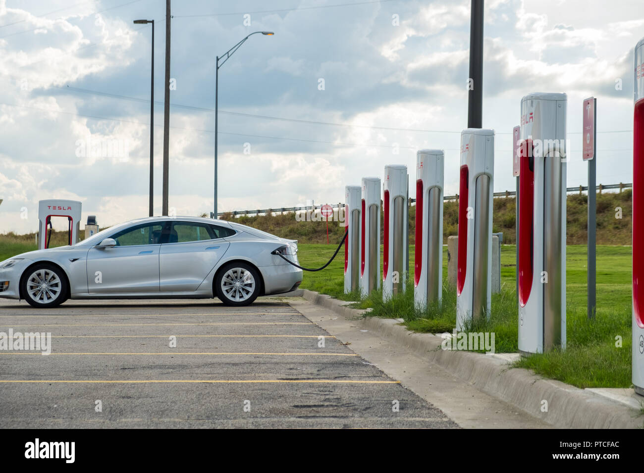 Chargeur de destination tesla Banque de photographies et d'images à haute  résolution - Alamy