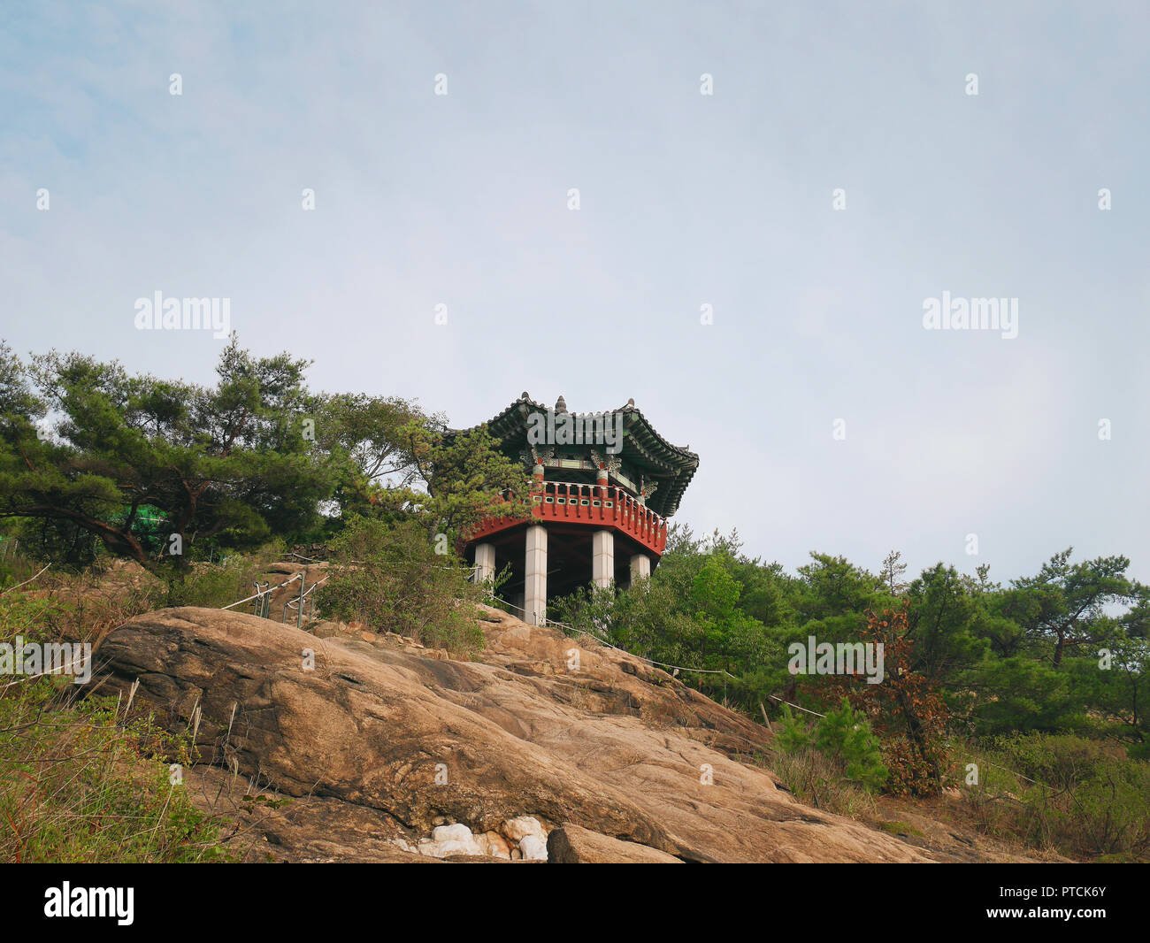 Vieux bâtiment coréen contre ciel clair Banque D'Images