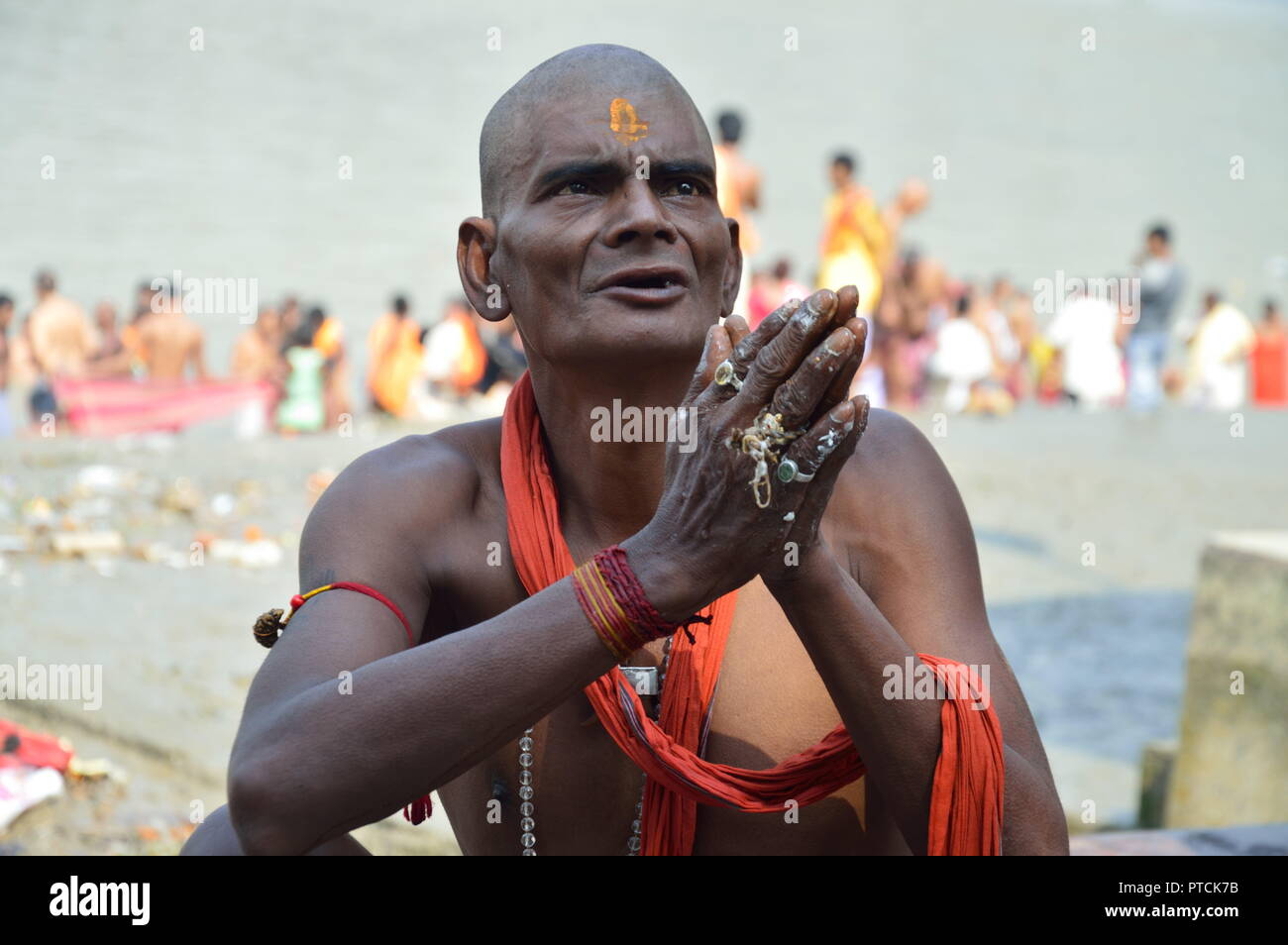 Un grand nombre de gens de différentes régions du pays ont pris une immersion sainte dans le Ganga et effectué les poujas pour leurs ancêtres défunts sur l'occasi Banque D'Images