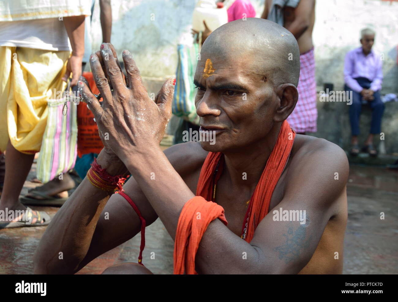 Un grand nombre de gens de différentes régions du pays ont pris une immersion sainte dans le Ganga et effectué les poujas pour leurs ancêtres défunts sur l'occasi Banque D'Images