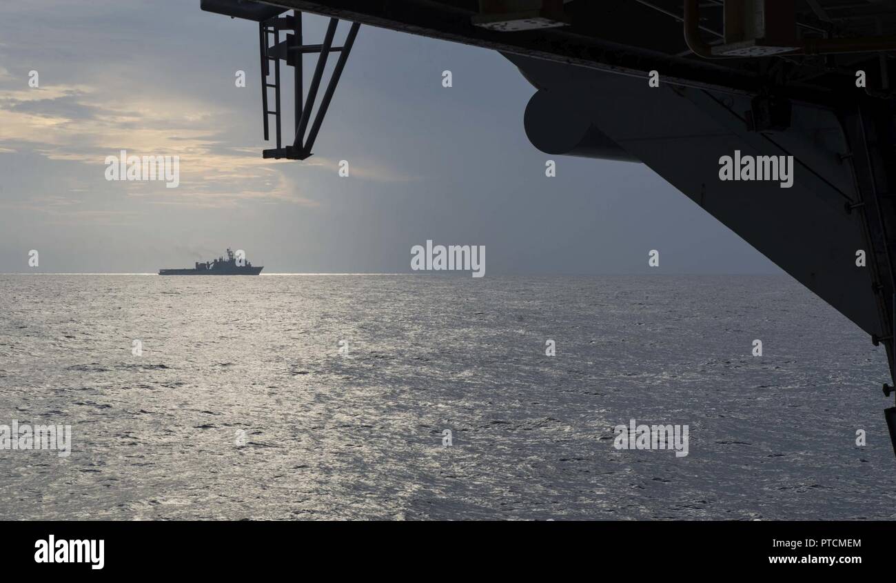 Océan (11 juillet 2017) Le navire de débarquement amphibie dock USS Whidbey Island (LSD 41) cours d'après le navire d'assaut amphibie USS Iwo Jima (DG 7). Iwo Jima est en cours avec l'Escadron amphibie (PHIBRON) 4 et la 26e Marine Expeditionary Unit (MEU) tenue d'PHIBRON 26-MEU une formation intégrée en vue de son déploiement à venir. Banque D'Images