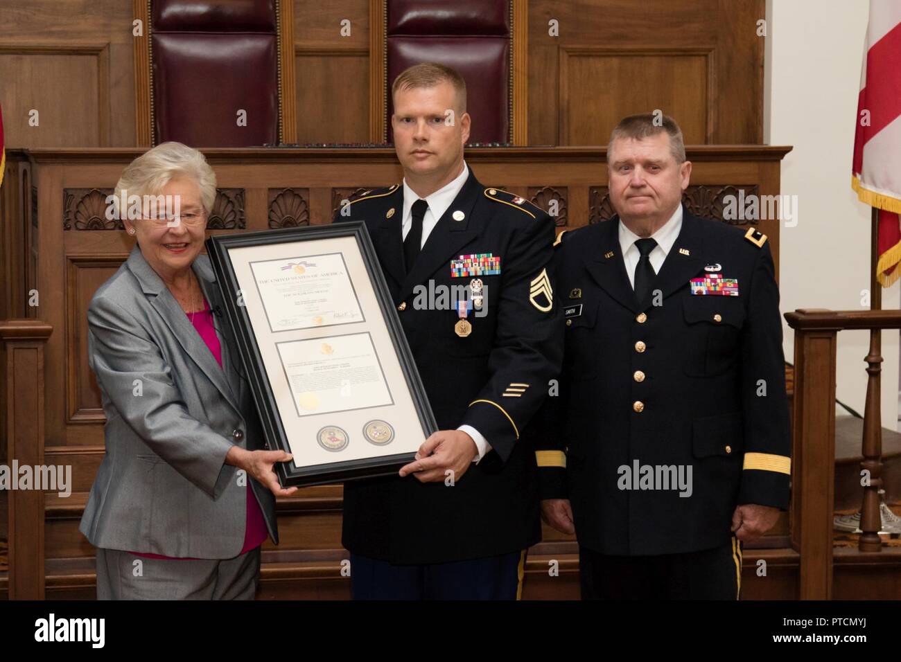 Gouverneur Kay Ivey présente le s.. Kevin J. Bishop, détachement médical, Alabama National Guard, avec la médaille du soldat, pour l'héroïsme extraordinaire tout en agissant comme sur-appel superviseur de sécurité au cours d'une émeute à William C. Holman Centre correctionnel. La cérémonie a eu lieu au State Capitol à Montgomery, en Alabama, le 12 juillet 2017. Banque D'Images