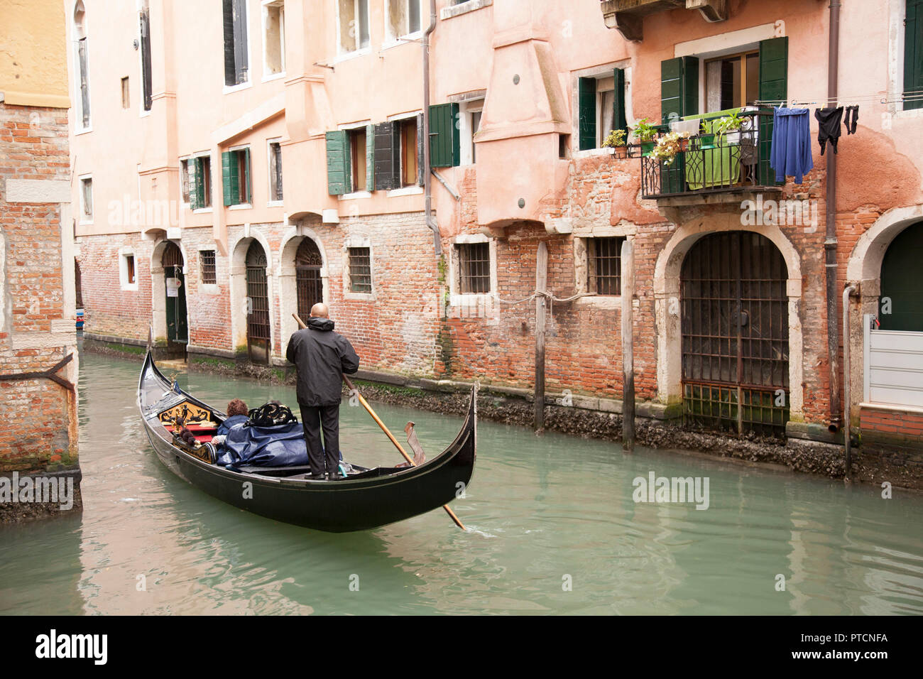 Les touristes profitant d'une promenade en gondole sur les canaux de Venise, Italie Banque D'Images