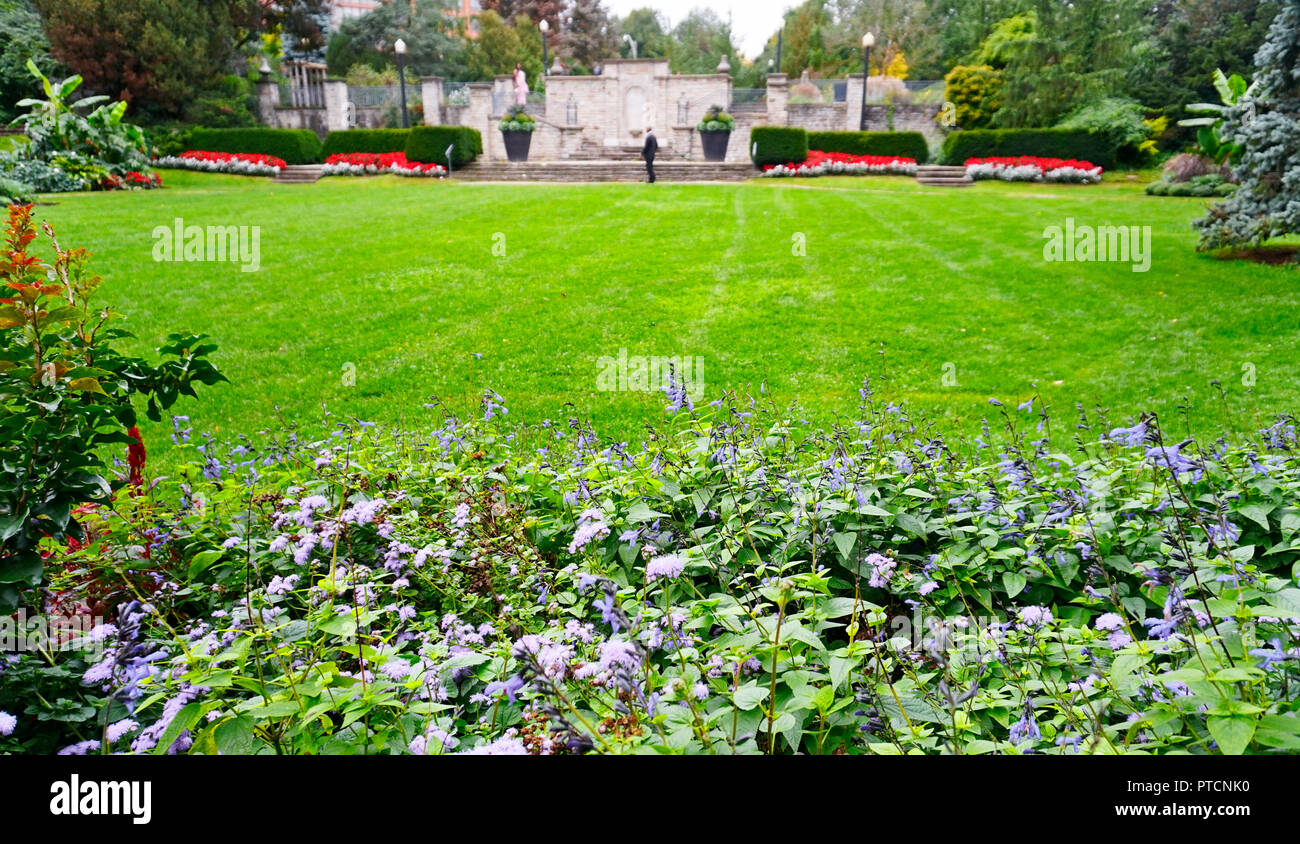 Toronto Alexander Muir Memorial Gardens avec parterres aménagés, une populaire destination mariage à Toronto. Les invités du mariage en background méconnaissable Banque D'Images