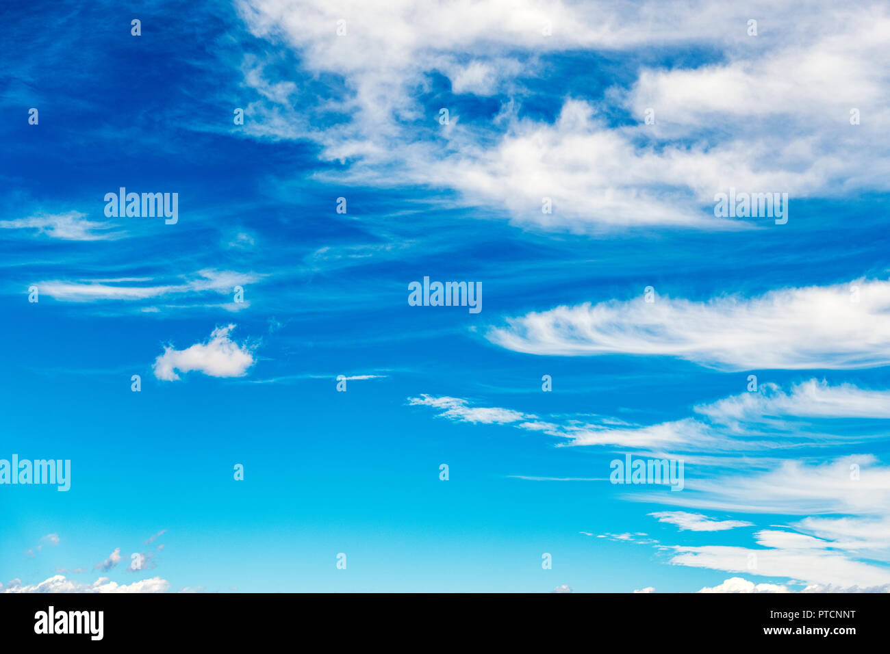 Filandreux nuages blancs sur un ciel bleu azur à Colorado Banque D'Images