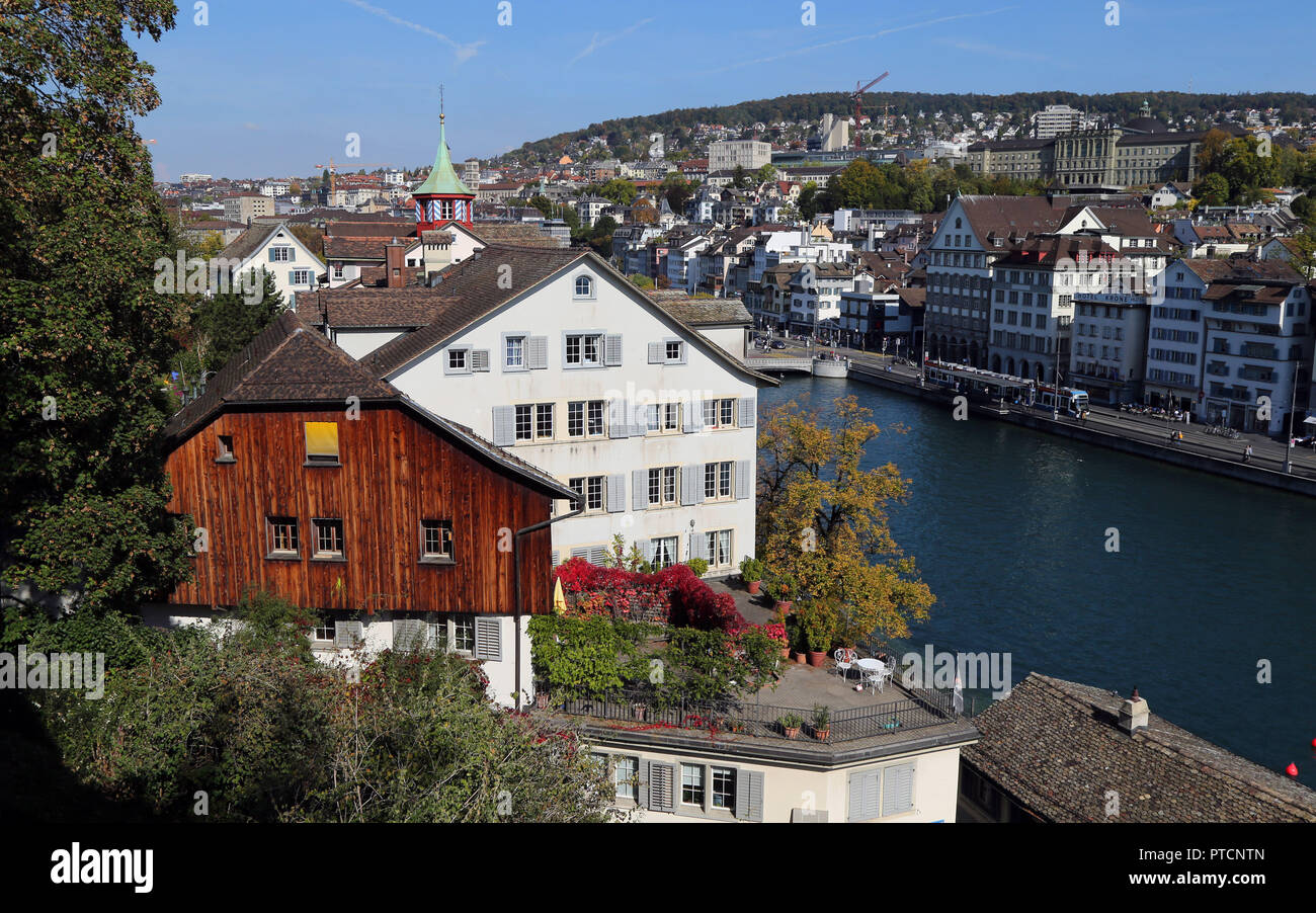 Une vue sur Zurich, Suisse en automne depuis le haut de la colline du Lindenhof. Banque D'Images