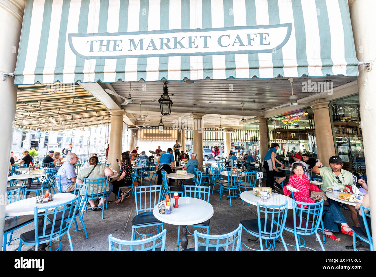 New Orleans, USA - 23 Avril 2018 : manger la cuisine créole cajun nourriture au Café du Marché restaurant, tables, panneau bleu Banque D'Images