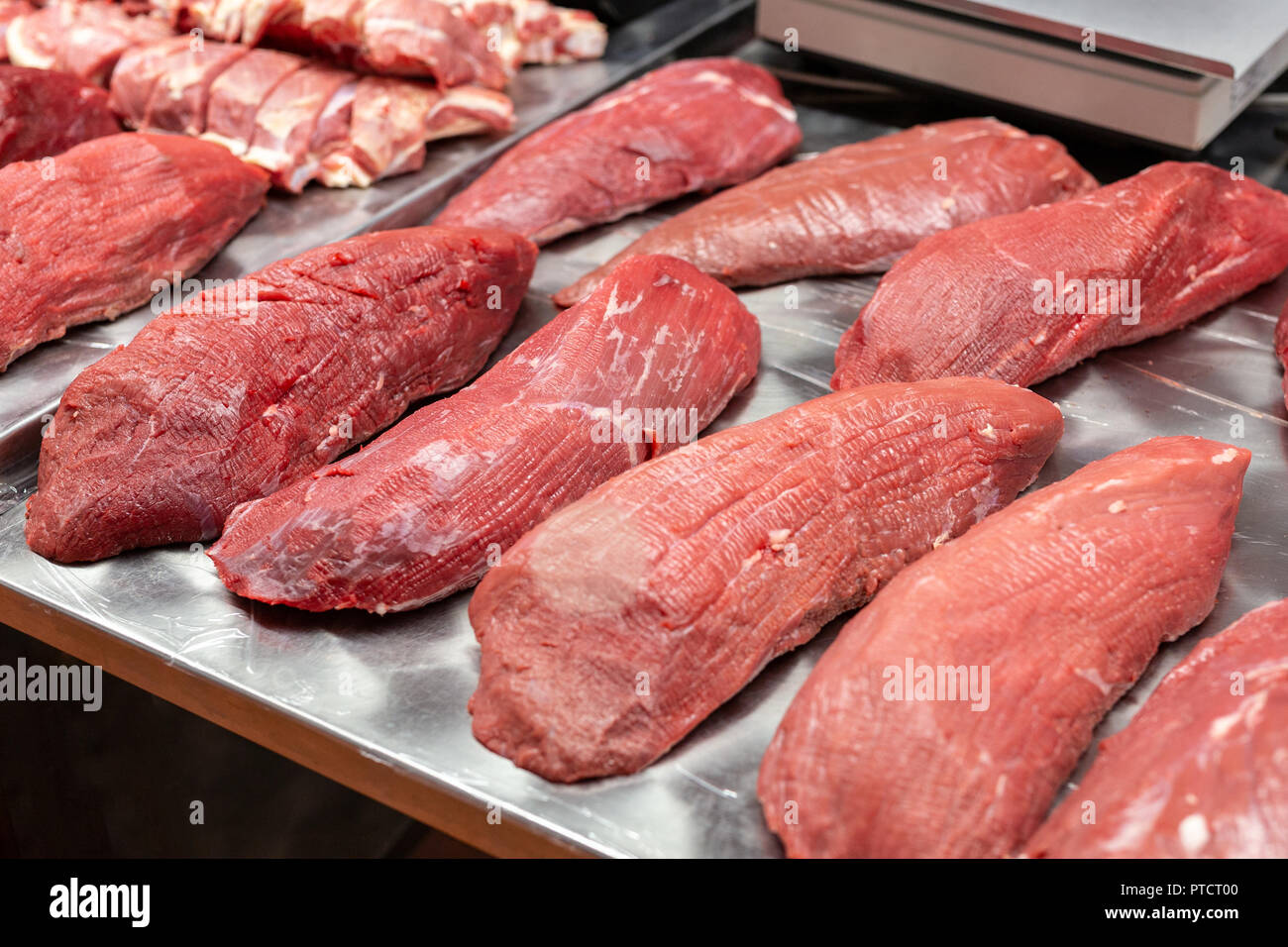 Asoortment de matières filet de boeuf de la viande au marché de fermiers. Compteur Metal avec beaucoup de grandes plaques de de veau et de porc frais à boucherie de gros. Banque D'Images