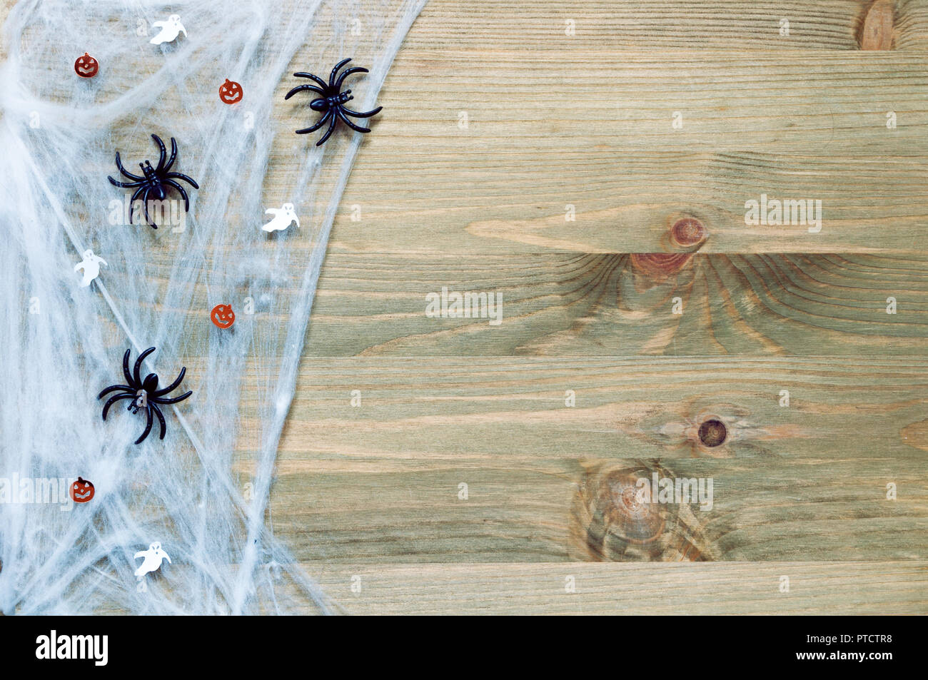 Arrière-plan avec Halloween araignée, araignées et smiling jack méritoire en tant que symboles de l'Halloween sur le fond en bois. Halloween de concept Banque D'Images