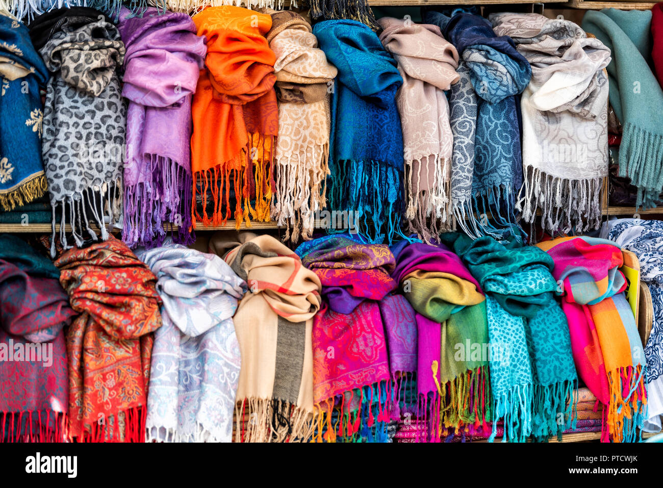 Motif de nombreux gros plan coloré foulards de couleurs vives, pendaison, à  l'affiche dans la rue du marché commercial à Firenze, Florence, Italie en  Toscane Photo Stock - Alamy