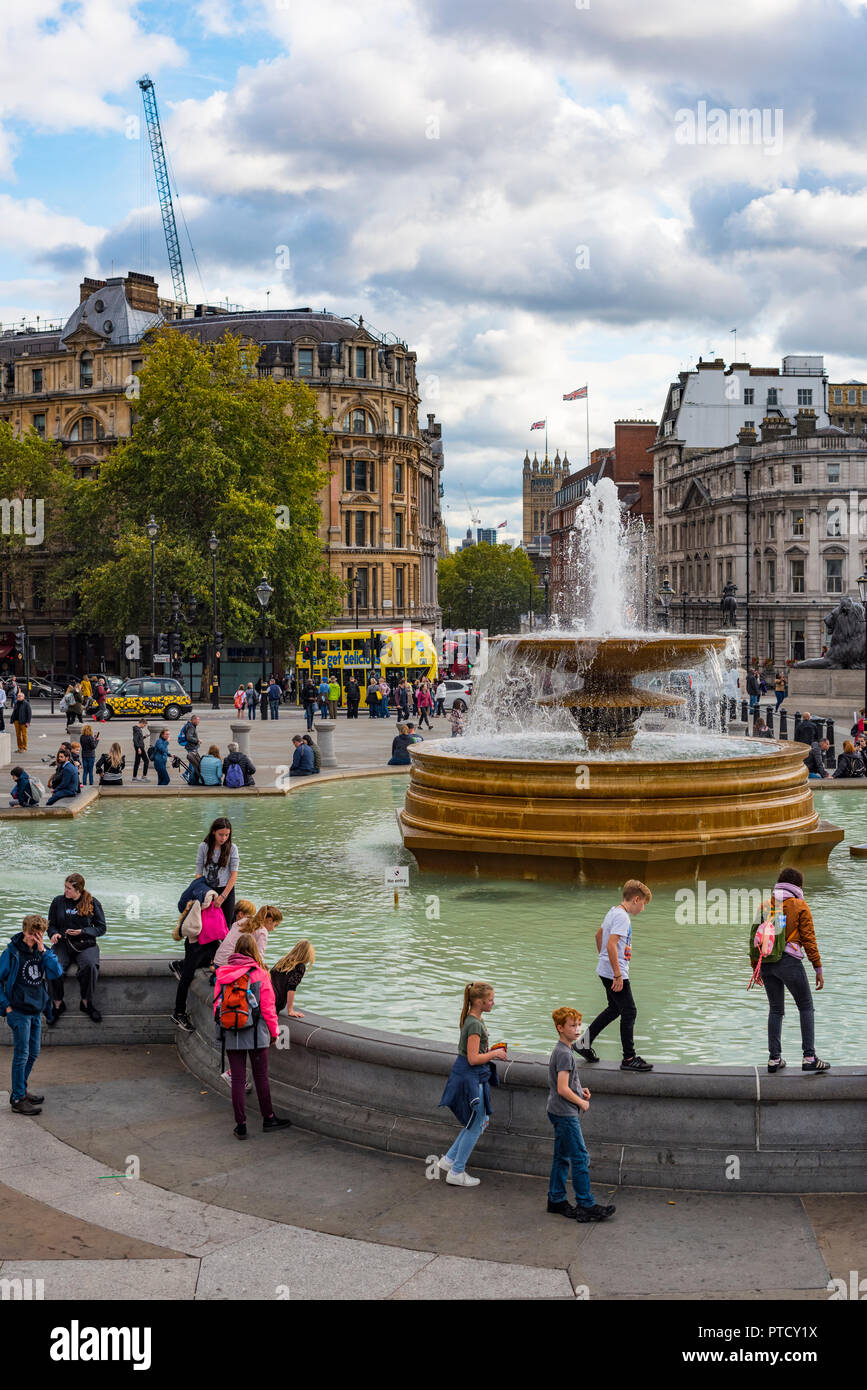 Trafalgar Square, Londres, se concentrer sur la fontaine Banque D'Images