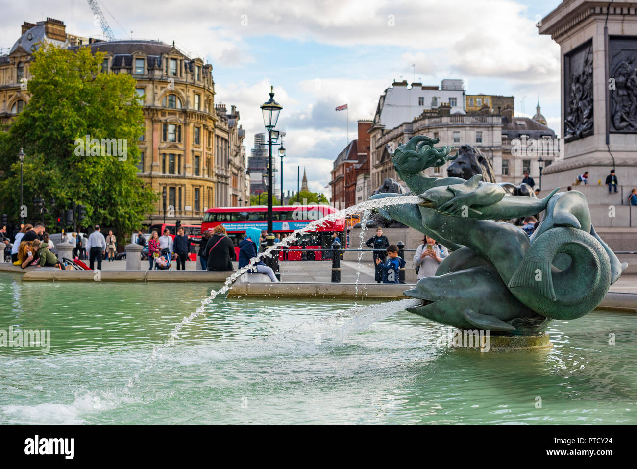 Trafalgar Square, Londres, se concentrer sur la fontaine Banque D'Images