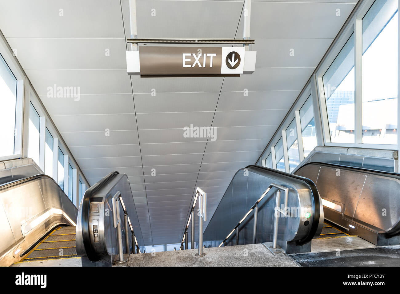 Panneau de sortie dans le métro, station de métro avec des escaliers mécaniques piétons Going underground, fenêtres et lumière vive Banque D'Images