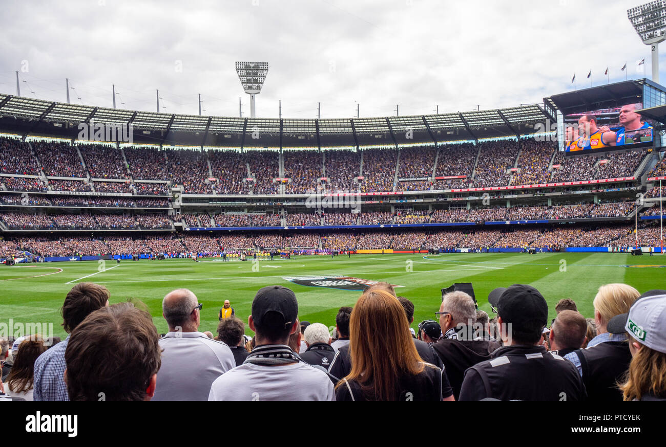 West Coast Eagles et Collingwood fans et supporters dans leurs sièges en 2018 la Grande Finale de l'AFL à Melbourne Australie Victoria MCG.. Banque D'Images