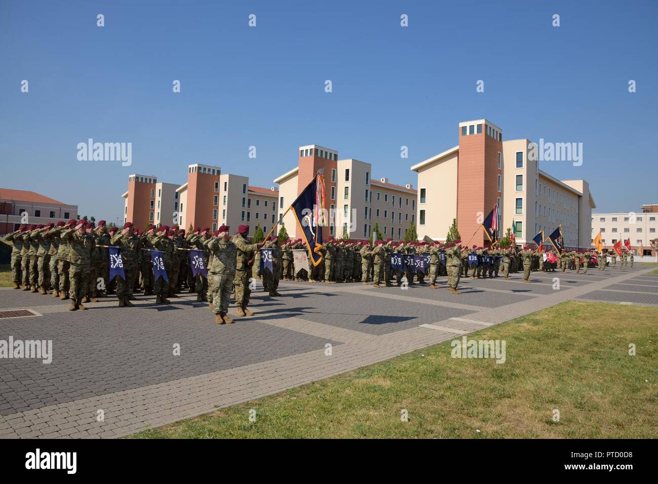 Les parachutistes de l'Armée américaine à partir de la 173e Brigade aéroportée militaires durant la cérémonie de passation de commandement à la Caserma Del Din à Vicenza, Italie, le 7 juillet 2017. La 173e Brigade aéroportée, basée à Vicenza, Italie, est la force de réaction d'urgence de l'armée en Europe, et il est capable de projeter des forces canadiennes de mener toute la gamme des opérations militaires de l'ensemble des États-Unis, d'Europe et d'Afrique centrale des commandes de domaines de responsabilité. Banque D'Images