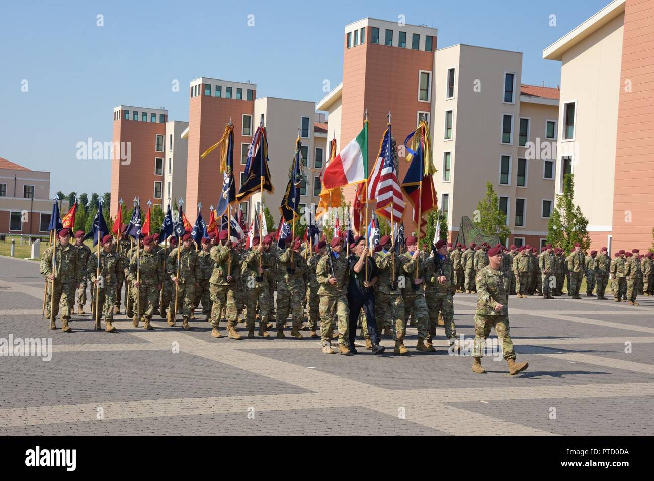De parachutistes de l'armée américaine la 173e Brigade aéroportée et un soldat de l'carabiniers italiens présents les drapeaux nationaux de l'Italie et les États-Unis, ainsi que les couleurs de la 173e Brigade aéroportée et ses bataillons et compagnies au cours de la cérémonie de passation de commandement de la brigade à Caserma Del Din, Vicenza, Italie, le 7 juillet 2017. La 173e Brigade aéroportée, basée à Vicenza, Italie, est la force de réaction d'urgence de l'armée en Europe, et il est capable de projeter des forces canadiennes de mener toute la gamme des opérations militaires de l'ensemble des États-Unis, d'Europe et d'Afrique centrale un des commandes Banque D'Images