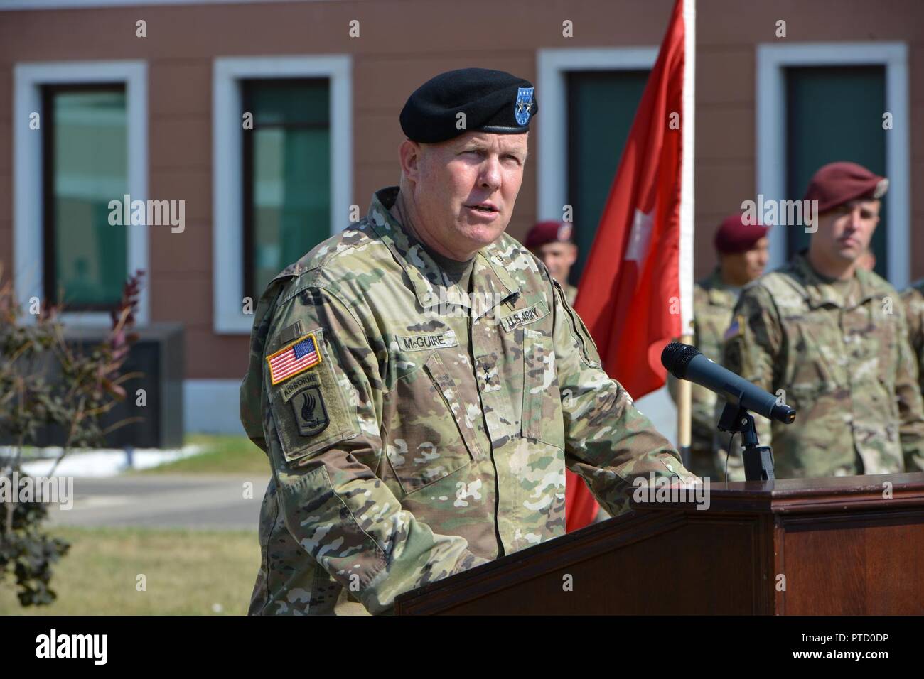 Le major-général Timothy P. McGuire, général commandant adjoint de l'armée américaine, l'Europe, prend la parole lors de la cérémonie de passation de commandement à la Caserma Del Din à Vicenza, Italie, le 7 juillet 2017. La 173e Brigade aéroportée, basée à Vicenza, Italie, est la force de réaction d'urgence de l'armée en Europe, et il est capable de projeter des forces canadiennes de mener toute la gamme des opérations militaires de l'ensemble des États-Unis, d'Europe et d'Afrique centrale des commandes de domaines de responsabilité. Banque D'Images