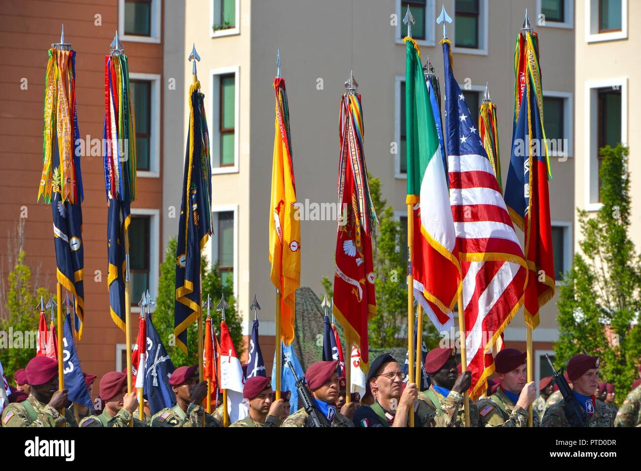 Les couleurs de la 173e Brigade aéroportée et ses bataillons, avec les drapeaux nationaux de l'Italie et les États-Unis, sont effectuées au cours de la cérémonie de passation de commandement de la brigade à Caserma Del Din, Vicenza, Italie, le 7 juillet 2017. La 173e Brigade aéroportée, basée à Vicenza, Italie, est la force de réaction d'urgence de l'armée en Europe, et il est capable de projeter des forces canadiennes de mener toute la gamme des opérations militaires de l'ensemble des États-Unis, d'Europe et d'Afrique centrale des commandes de domaines de responsabilité. Banque D'Images