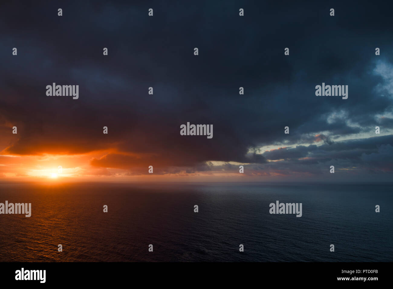 Sombre dramatique ciel nuageux au coucher du soleil, de l'Atlantique, Tenerife, Canaries, Espagne Banque D'Images