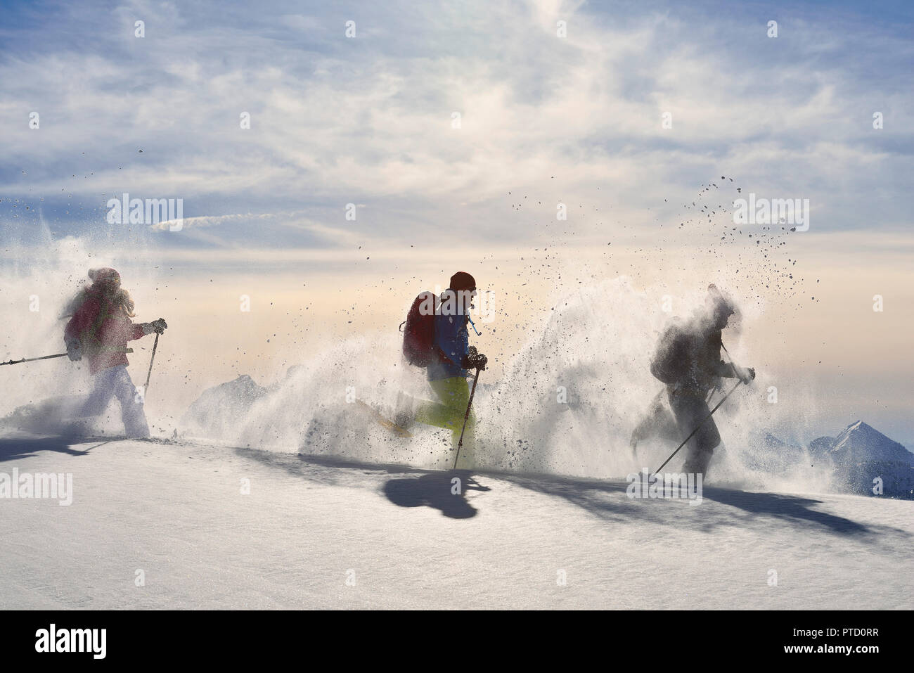 Trois randonneurs en raquettes balade dans la neige, randonnée en raquettes au Fellhorn, Reit im Winkl, Berlin, Allemagne Banque D'Images