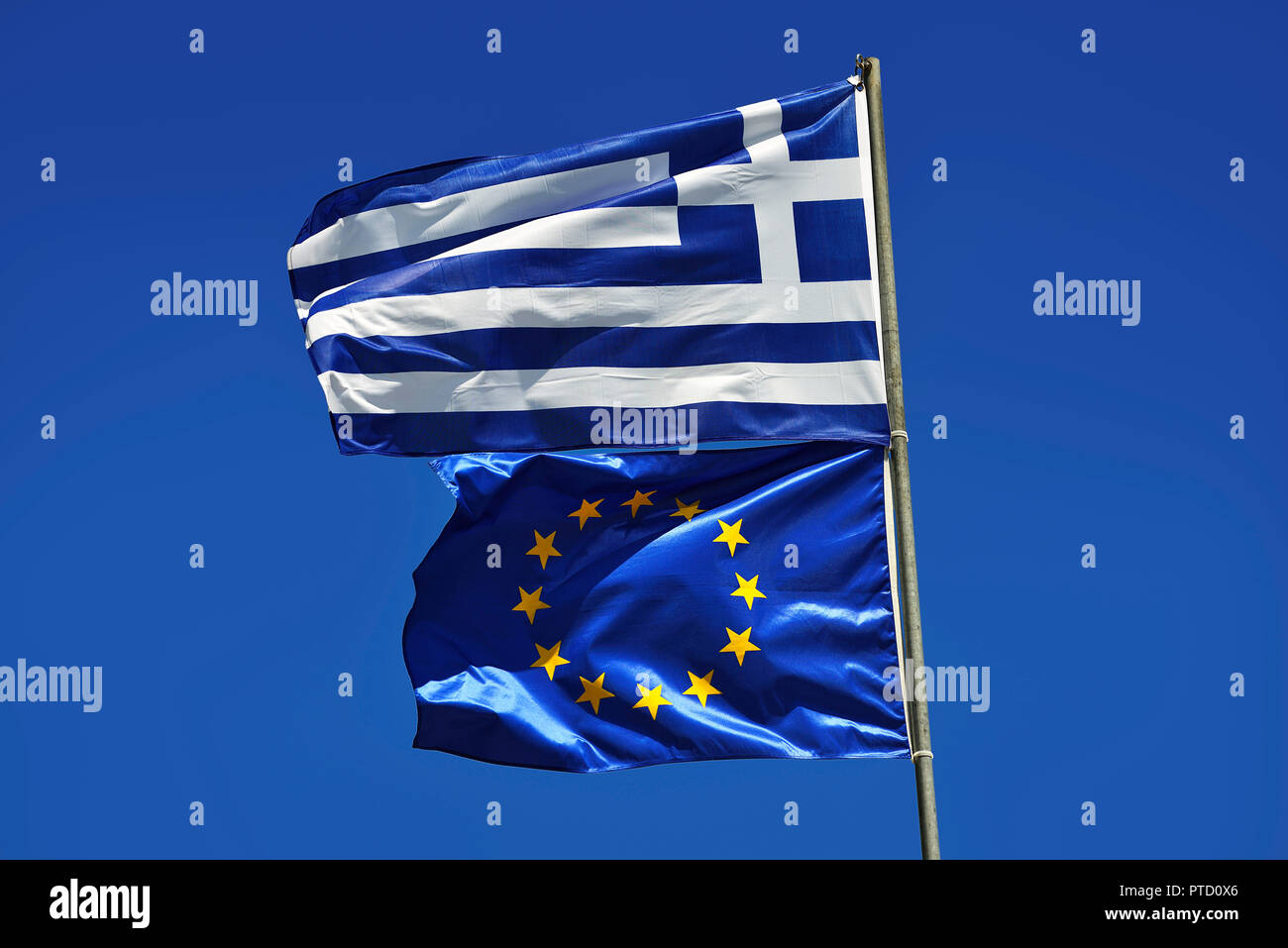 Drapeau grec et du drapeau de l'Union européenne au vent, Crète, Grèce Banque D'Images