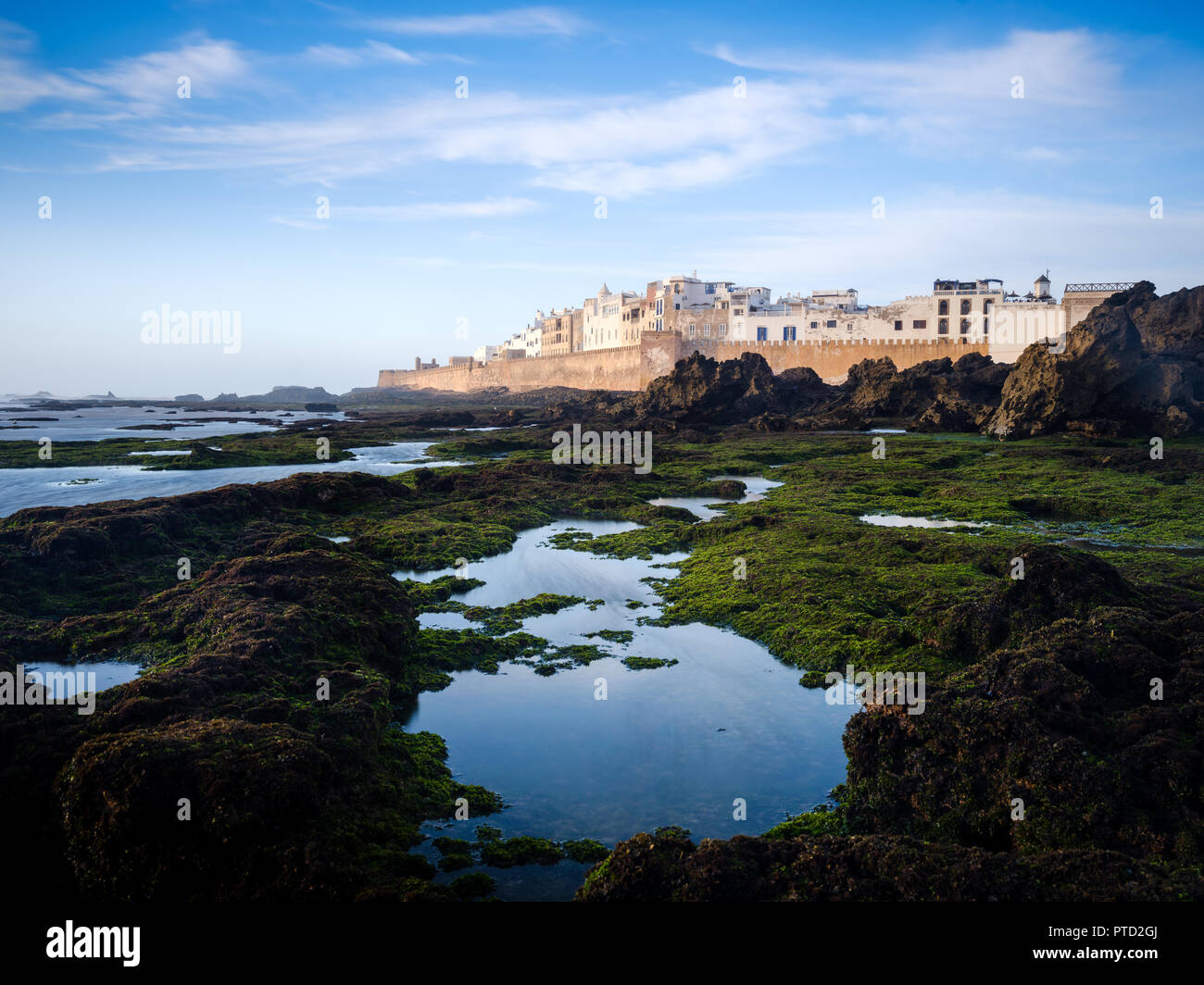 ESSAOUIRA, MAROC - CIRCA MAI 2018 : Avis d'Essaouira, de marée et des murailles fortifiées. Banque D'Images