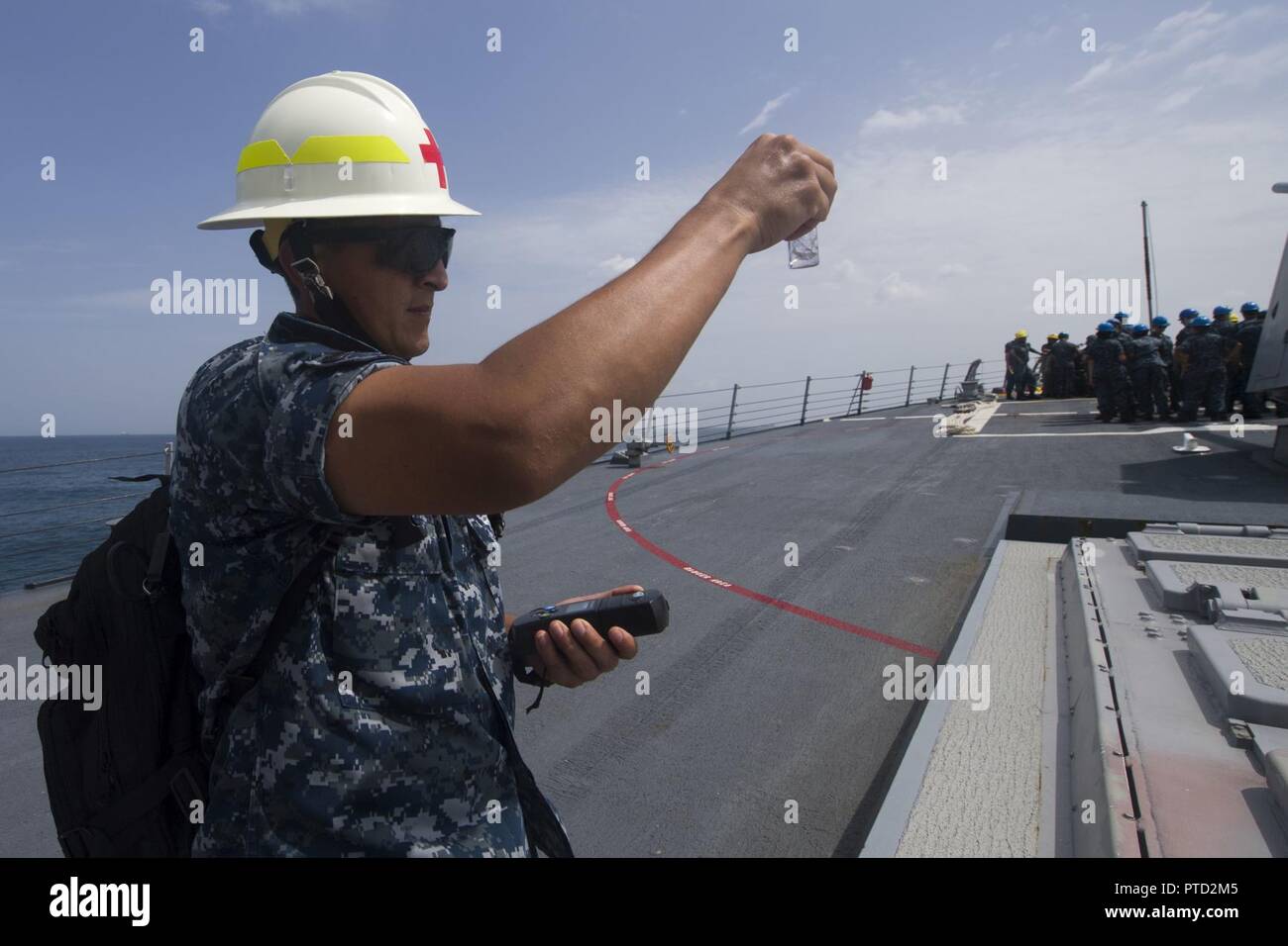 Du Bengale (9 juillet 2017) 1ère classe Corpsman hôpital Juan Galarza, de Bogota, Colombie, vérifie les niveaux d'eau de brome à bord de la classe Arleigh Burke destroyer lance-missiles USS Shoup (DDG 86) à mesure que le navire se prépare à tirer dans Chennai, Inde Malabar pour 2017. 2017 Malabar est la dernière d'une série d'exercices entre la marine indienne, l'auto-défense maritime du Japon et de la Marine qui a pris de l'ampleur et de la complexité au fil des ans pour répondre à la variété des menaces communes à la sécurité maritime dans l'Indo-Asia pacifique. Banque D'Images