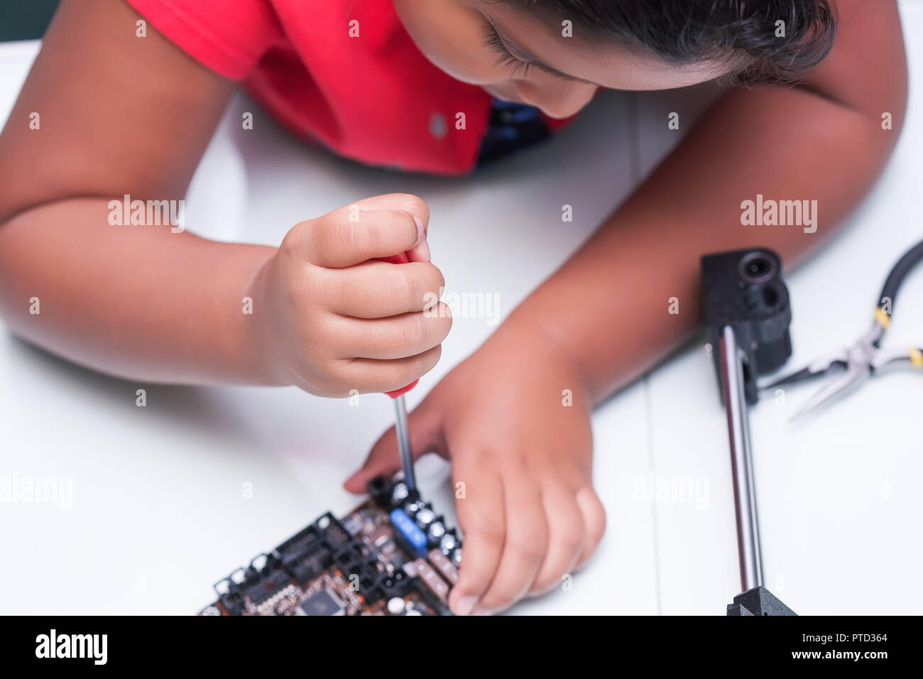 L'apprentissage du jeune enfant sur l'électronique et de la technologie par le câblage et la vis de maintien conducteur établissant une connexion en classe Banque D'Images