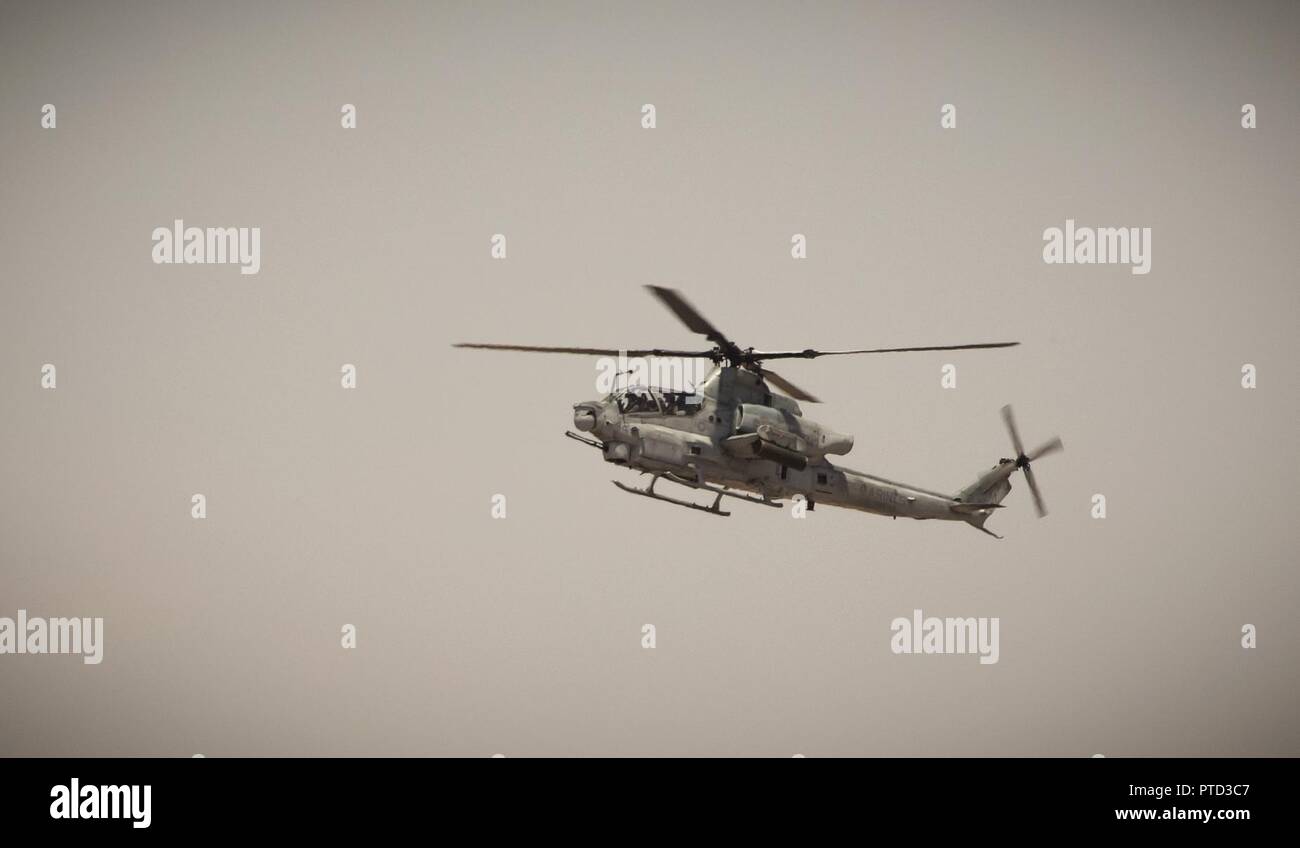 Le major du Corps des Marines américain Moghbeli Jasmin, un pilote affecté à Marine Test et d'évaluation (1) l'Escadron VMX, mène son dernier vol à bord d'un AH-1 Cobra' 'au Marine Corps Air Station Yuma (Arizona), le 7 juin 2017. Le Moghbeli fera rapport au Centre spatial Johnson à Houston, au Texas, plus tard cette année d'assister à la classe de candidats astronautes de la NASA en 2017. Banque D'Images
