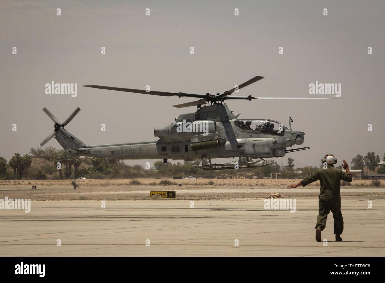 Le major du Corps des Marines américain Moghbeli Jasmin, un pilote affecté à Marine Test et d'évaluation (1) l'Escadron VMX, mène son dernier vol à bord d'un AH-1 Cobra' 'au Marine Corps Air Station Yuma (Arizona), le 7 juin 2017. Le Moghbeli fera rapport au Centre spatial Johnson à Houston, au Texas, plus tard cette année d'assister à la classe de candidats astronautes de la NASA en 2017. Banque D'Images