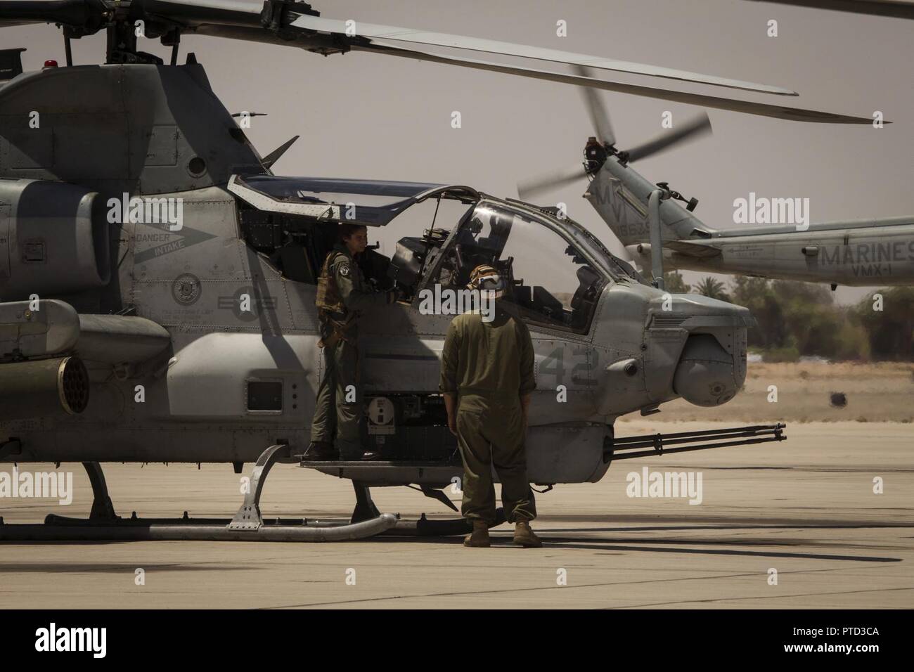 Le major du Corps des Marines américain Moghbeli Jasmin, un pilote affecté à Marine Test et d'évaluation (1) l'Escadron VMX, mène son dernier vol à bord d'un AH-1 Cobra' 'au Marine Corps Air Station Yuma (Arizona), le 7 juin 2017. Le Moghbeli fera rapport au Centre spatial Johnson à Houston, au Texas, plus tard cette année d'assister à la classe de candidats astronautes de la NASA en 2017. Banque D'Images